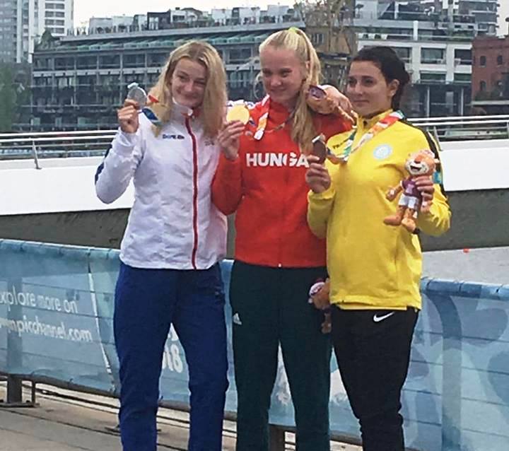 Pecsuková dojatá so striebornou medailou na olympijských hrách mládeže